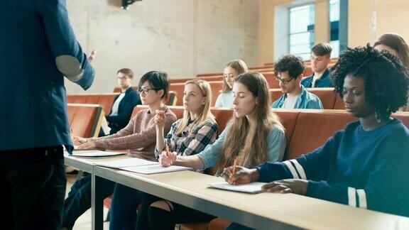 大学教授给一间满是多民族学生的教室讲课杰出讲师教授聪明的年轻人