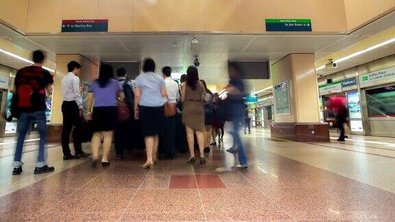 高清延时:新加坡地铁上的游客人群