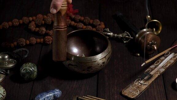 铜唱碗一个男人的手在上面放一根木棒替代药物和冥想