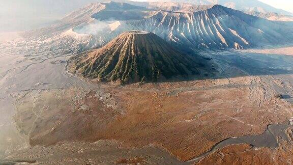 鸟瞰图上的活火山在布罗莫腾格塞默鲁国家公园东爪哇印度尼西亚