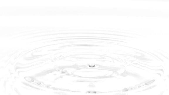水滴落在白色清澈的液体上在上面形成圆圈