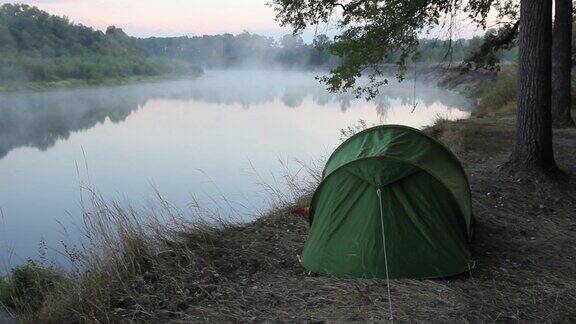 在河岸上搭帐篷
