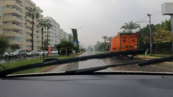 在雨中开车