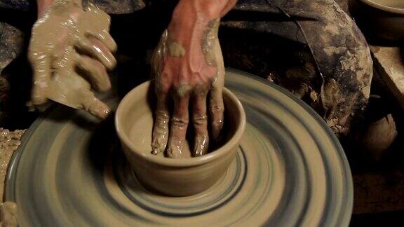 在陶工轮上制作陶罐