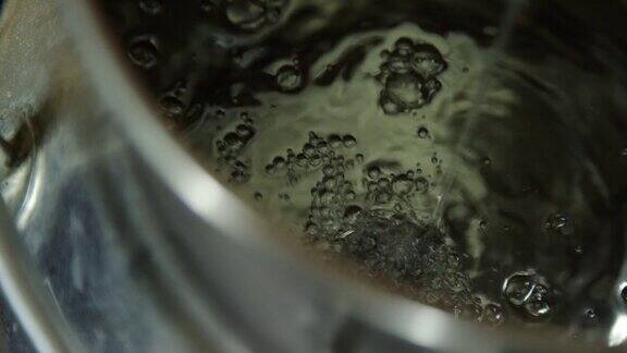 在蒸馏厂的酒精蒸馏过程中水倒入一个金属储存罐中