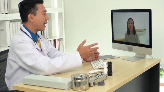 医生使用虚拟聊天电脑应用程序与病人交谈