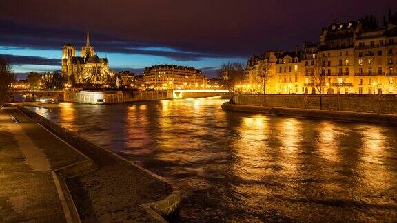 黄昏时分圣母院和圣路易斯市的塞纳河两岸法国巴黎