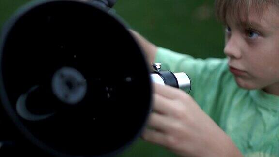 男孩用望远镜