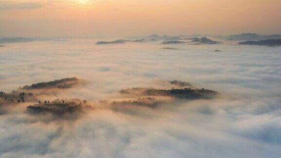 日出时乡下有一大片雾非常梦幻