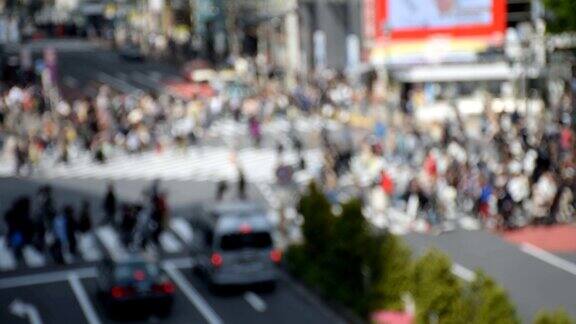 日本东京涩谷十字路口行人的抽象模糊镜头