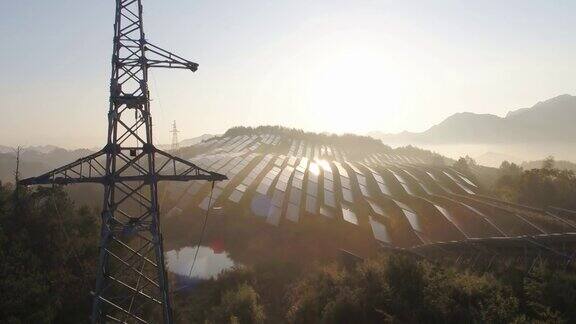 鸟瞰图的太阳能电池板农场(太阳能电池)与阳光