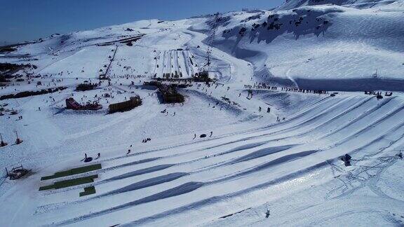 雪域安第斯山脉滑雪场中心的全景