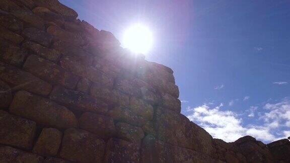 秘鲁库斯科马丘比丘神圣广场的石墙和阳光