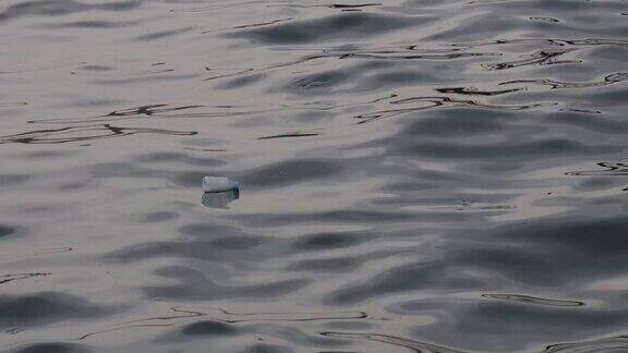 一个水瓶漂浮在海面上