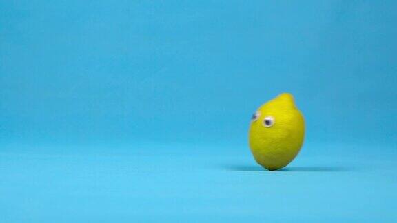 眼睛慢慢翻动的柠檬蓝色背景的柠檬卷缓慢的运动