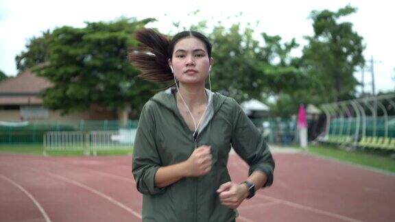 一个亚洲女人跑累了