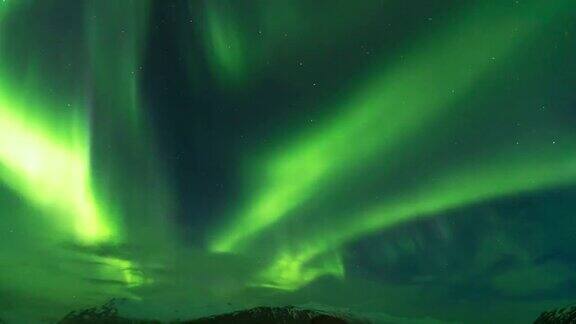 冰岛天空中北极光或北极光跳舞的时间间隔