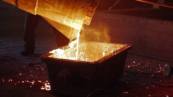 在铸造厂的艰苦工作炼钢厂的金属冶炼炉熔金属浇注、冶金、铸钢铸造熔化金属的熔炉冶金工业