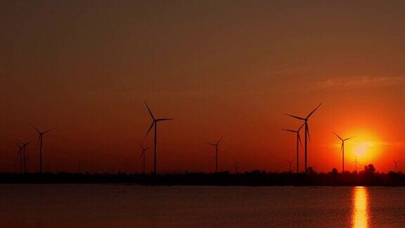 日落时的风力涡轮机