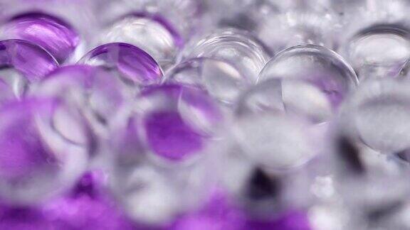 在紫色和银色表面旋转的水凝胶球关闭宏