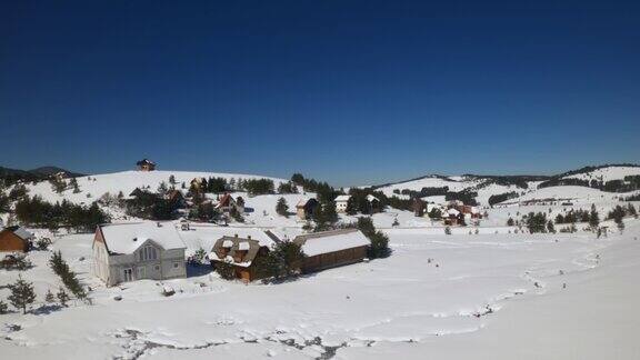 兹拉蒂博山被雪覆盖的小山鸟瞰图