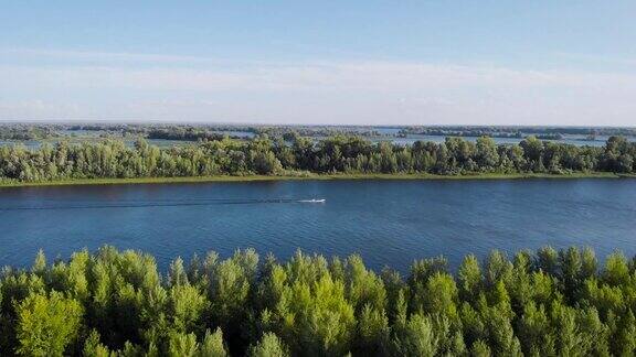 空中射击夏天的风景有河流和蓝天美丽的溢出在河谷密西西比州的景观