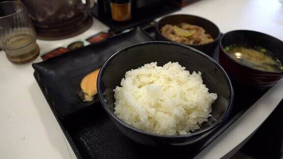 日式料理:三文鱼排牛肉饭午餐配味噌汤