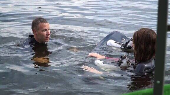 穿着潜水服的帅哥美女在水里