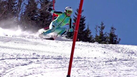 高清:ZOOM专业滑雪者练习大回转