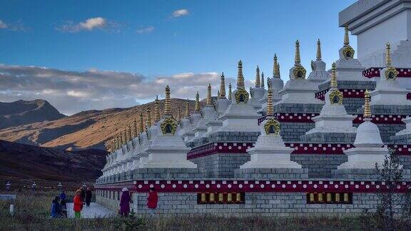 中国四川省稻城的藏式白塔