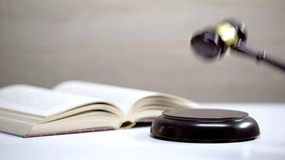 书放在桌上木槌敲在健全的积木上政府宪法法律秩序