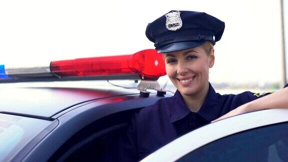 戴着服务帽的漂亮女警察对着镜头微笑保护城市的女人