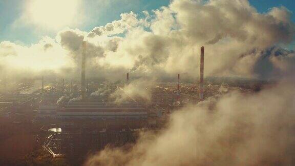 电厂吸烟从空中俯瞰烟筒缭绕、云雾缭绕的发电厂