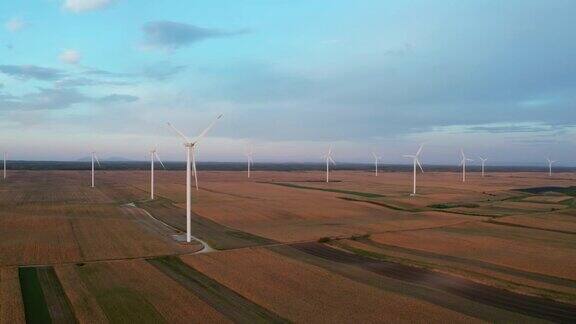 风力涡轮机和农田的鸟瞰图