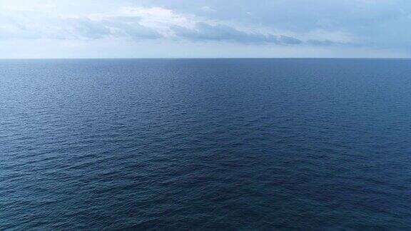 无人机在地中海的观点与地平线在阴天水上
