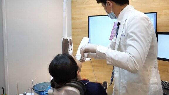 椅子上的中国牙医和女病人