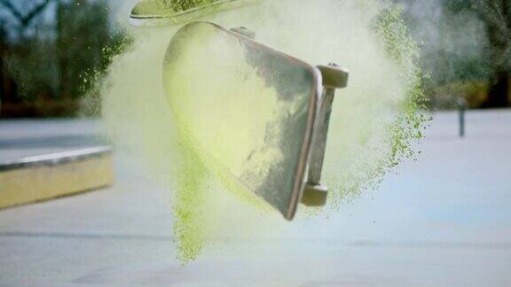 SLOMO滑板翻转的滑板和绿色灰尘飞到空中