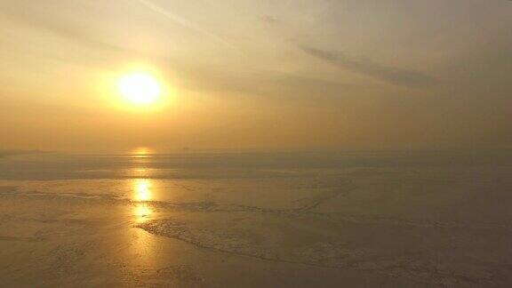 阿穆尔湾冰面上的日落鸟瞰图俄罗斯符拉迪沃斯托克
