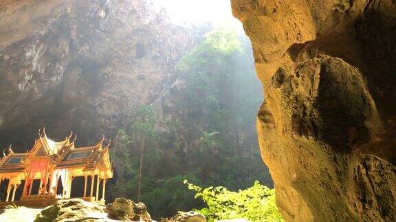 帕拉雅那空洞和令人惊叹的寺庙在一个隐藏的洞穴附近的华欣在普拉查普卡利汗泰国
