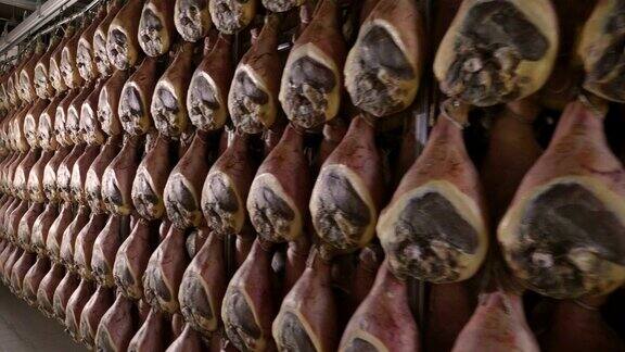在一个火腿工厂里根据古老的意大利传统火腿经过各种各样的工序后被挂起来调味