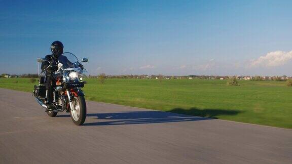 在草原的道路上摩托车骑行