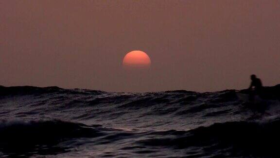 日落时的冲浪跳跃