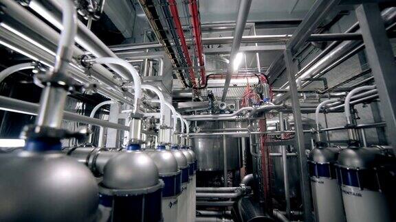 现代技术工业设备管道泵过滤器仪表传感器马达工业厂房水箱