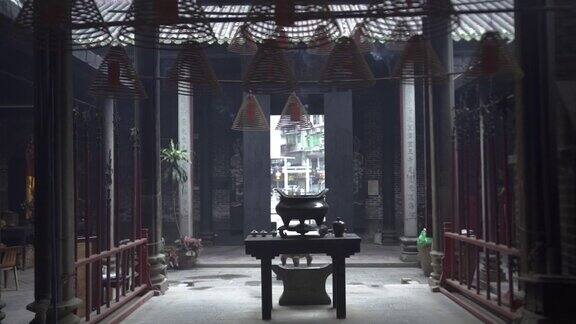 亚洲佛教寺庙有祭坛和熏蒸的suffimen