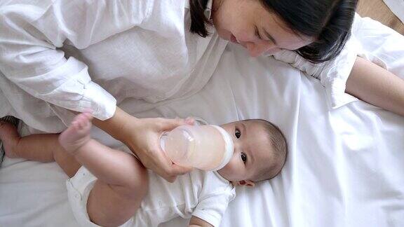 慢镜头母亲正在用奶瓶哺乳