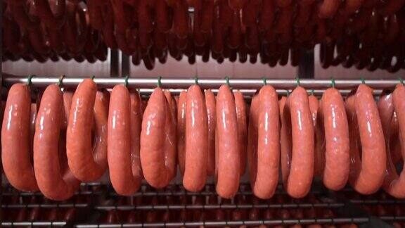 在肉类加工厂的储藏室里架子上放着生香肠高质量4k镜头