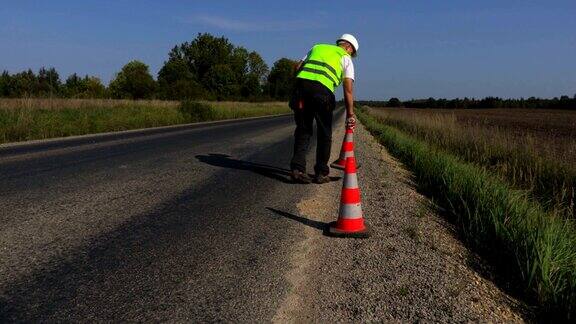 道路建筑工人用对讲机讲话