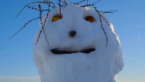 仔细看看这个丑陋的雪人