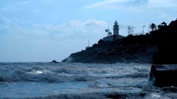 灯塔矗立在波涛汹涌的大海的岸边