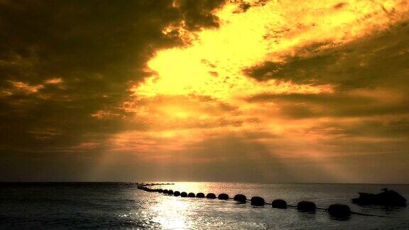 海面上漂浮着的浮标和金色的夕阳